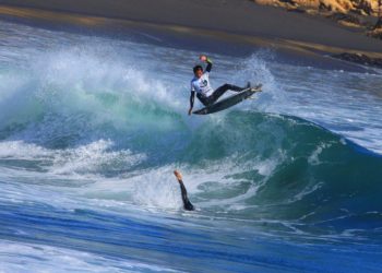 Espectaculares imágenes captadas desde un drone muestran destrezas de surfista en Cobquecura