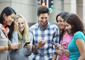 Estudio revela que más de la mitad de los jóvenes siente que su smartphone es «su mejor amigo»