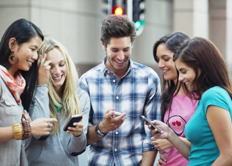 Estudio revela que más de la mitad de los jóvenes siente que su smartphone es «su mejor amigo»