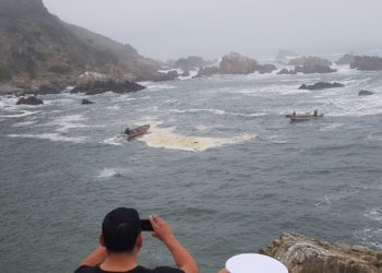 Ola gigante arrastró a 3 pescadores deportivos: Uno se salvó, otro falleció y un tercero está desaparecido