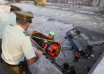 Empresa busca a ciclista que cayó al río Mapocho «por mirón» para ofrecerle ayuda