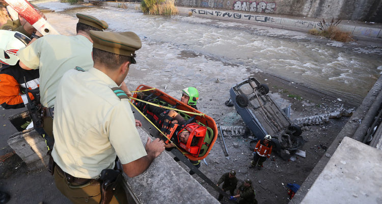 Empresa busca a ciclista que cayó al río Mapocho «por mirón» para ofrecerle ayuda