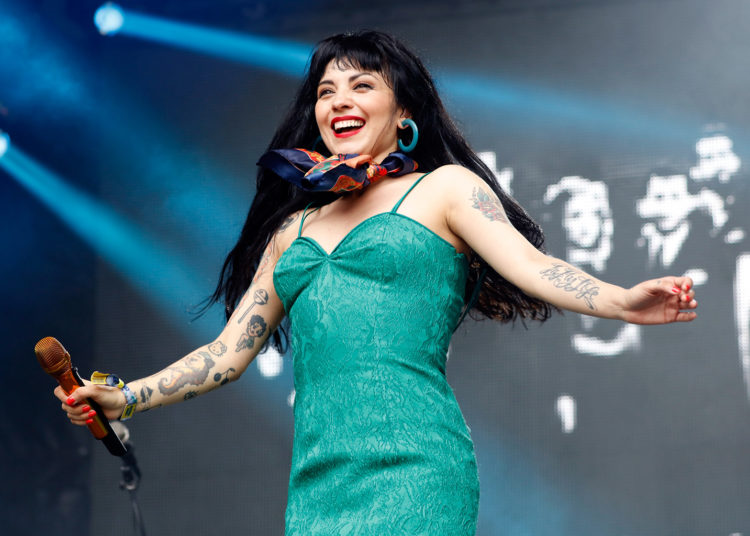 Mon Laferte revela sueño con Violeta Parra: «Tomamos tecito y empezó a temblar»