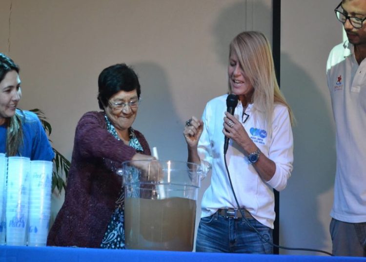 Cecilia Bolocco llegó a Cobquecura para promover programa que purifica el agua
