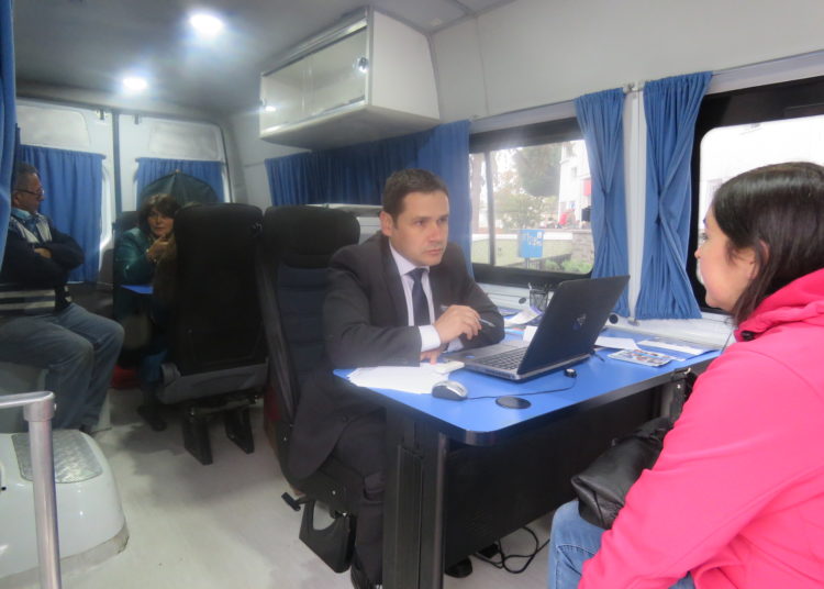 Más de 50 personas recibieron atención jurídica gratuita en primer día de recorrido del Bus Judicial en Ñuble