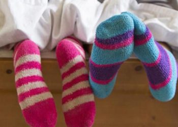 Dormir con calcetines: ¿Es bueno o no en estas noches frías?