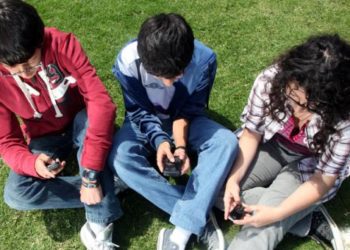 Estudio revela que niños bajan hasta tres décimas de sus notas por cada hora de uso del celular