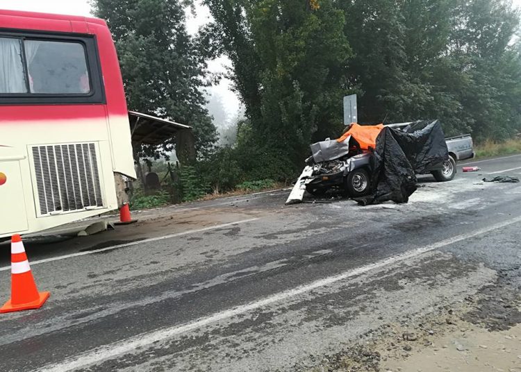 Dos muertos tras colisionar por alcance camioneta que se incendió con bus en San Carlos