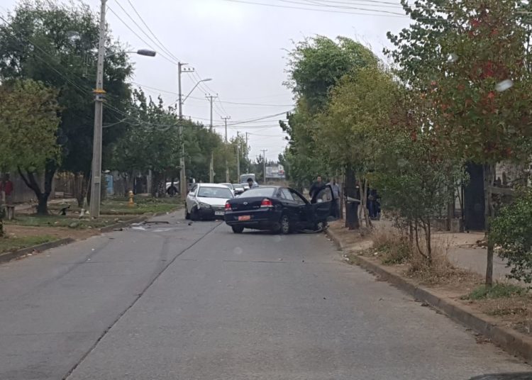 Taxi y automóvil colisionaron en calle Freire en Quirihue