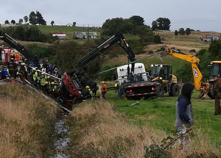 3 niños pequeños mueren al volcar camión en la isla de Chiloé