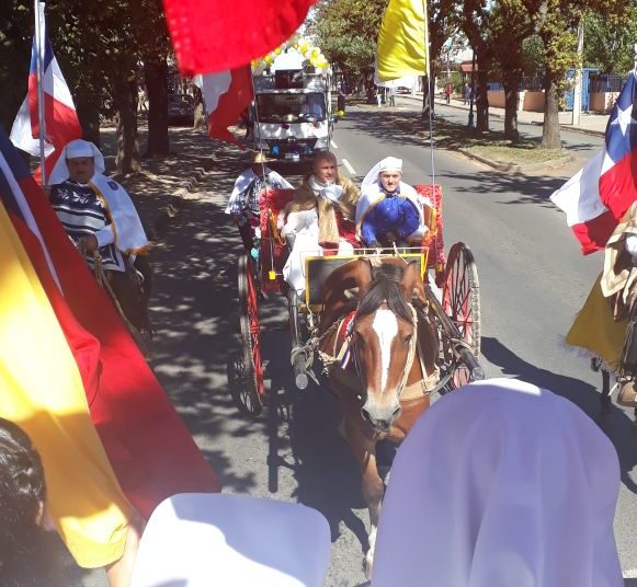 «Fiesta de Cuasimodo» recorrió las calles de Quirihue y culminó con show folclórico