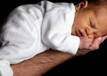 Investigadores revelan posible causa de muerte súbita en bebés: entregaron recomendaciones