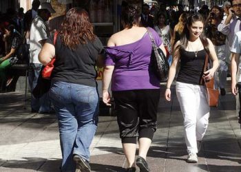 Conoce los 8 malos hábitos que nos hacen engordar a los chilenos