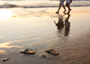 Conoce los beneficios de caminar descalzo en la playa