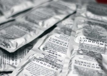 Experto en VIH critica campañas en Chile: «Están centradas sólo en el uso del condón»