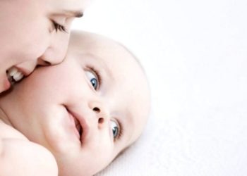 Los beneficios del olor de los bebés en las mamás