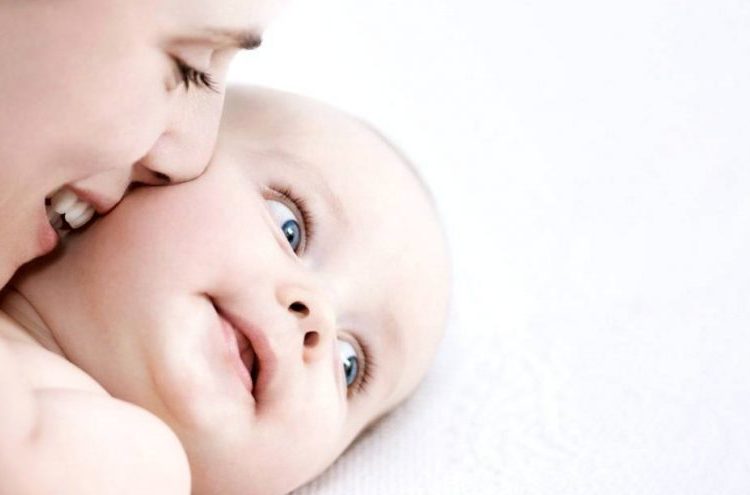 Los beneficios del olor de los bebés en las mamás