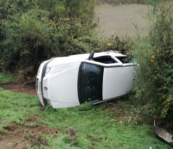 Profesor de Trehuaco volcó en su automóvil y chocó con un poste en sector Maitenco