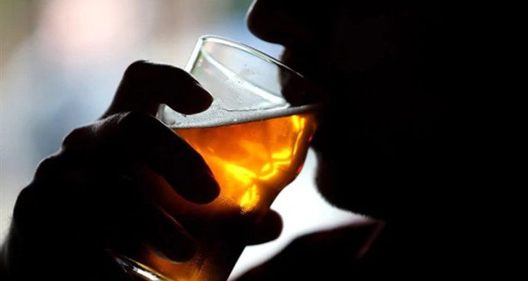 ¿Puedes ser alcohólico tomando menos de dos copas todas las noches?