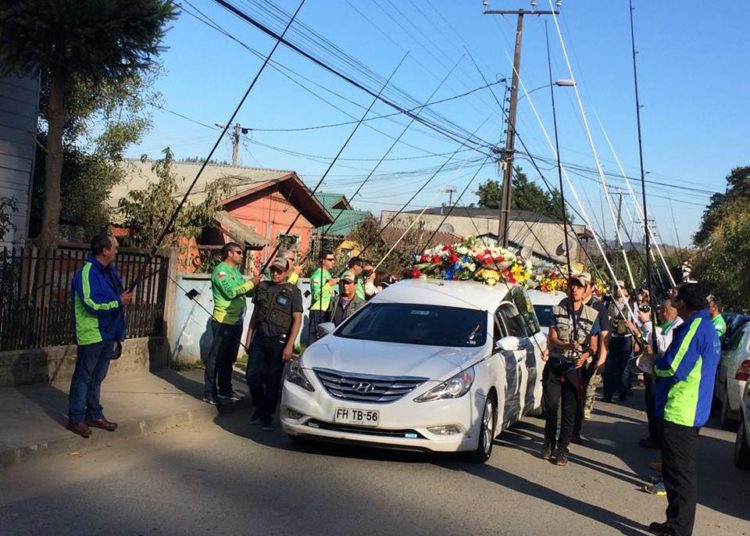 Con un «arco de cañas de pescar» rinden póstumo adiós a Ricardo Saavedra en Coelemu
