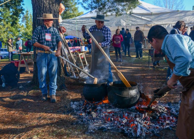 Fiesta del Chancho en Caserío Linares finaliza hoy a carpa llena en Chillán