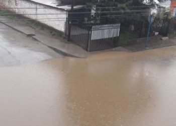 Vecinos de la Villa Llaipén reportan anegamiento de calles y pasaje