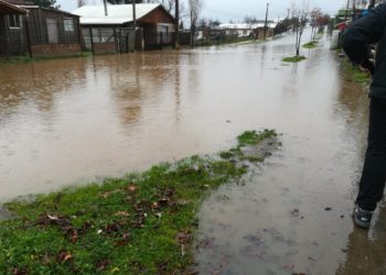 Intensas lluvias anegaron parte de calle Carrera en Quirihue