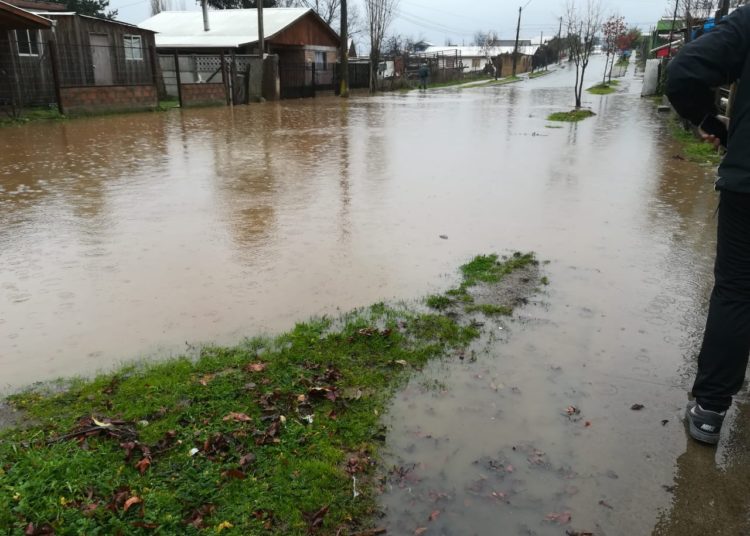 Intensas lluvias anegaron parte de calle Carrera en Quirihue