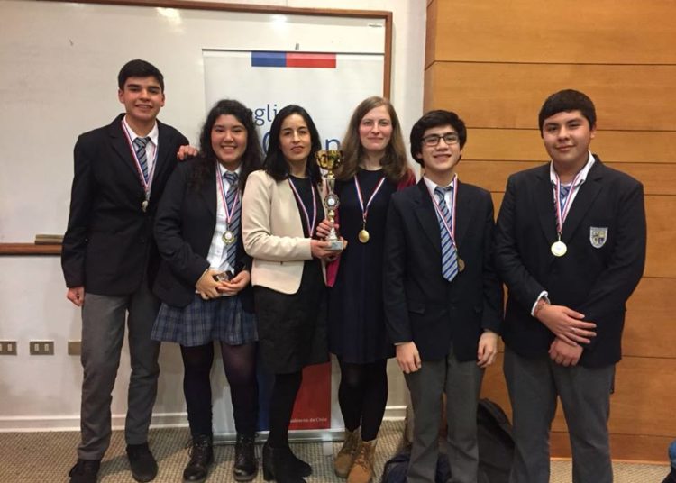 Alumnos del Liceo de Quirihue ganaron fase regional de Debate en Inglés y clasifican al Nacional