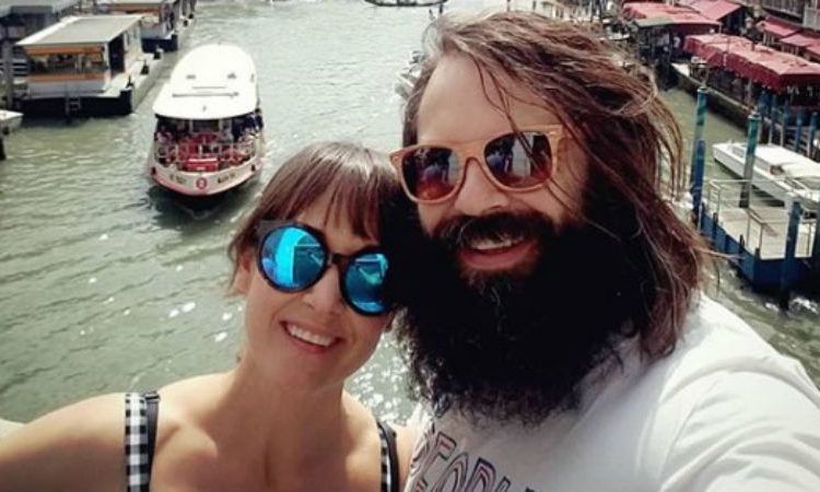 Nace un nuevo oficio: Actor desempleado es el primer “paseador de personas”