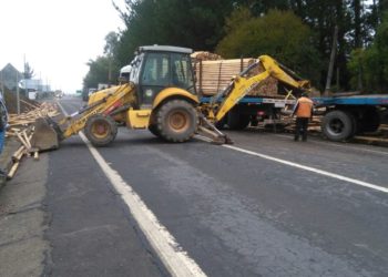 Camión cargado con polines protagonizó accidente en tura Quirihue a Trehuaco