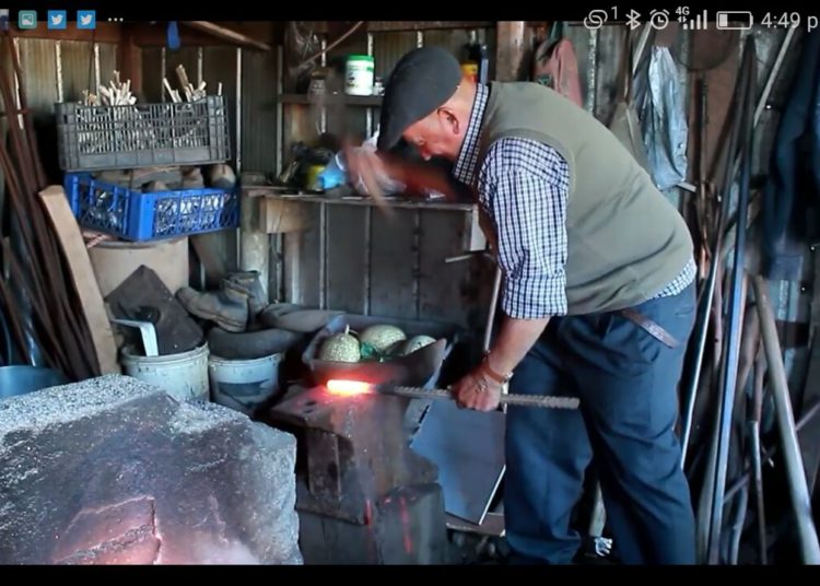 Cobquecurana graba emotivo video mostrando a su abuelo realizando un antiguo oficio
