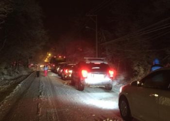 ¨Noche del terror» viven cientos de automovilistas y buses aislados por la nieve: llevan 7 horas en el taco