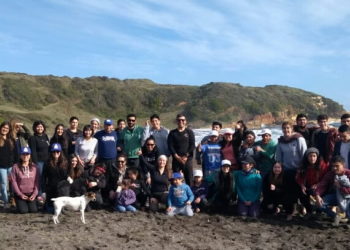 Más de 40 niños participaron de taller de conciencia ecológica y limpieza de playa en Cobquecura