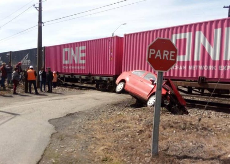 De milagro salvó el conductor de automóvil que fue chocado por tren de carga