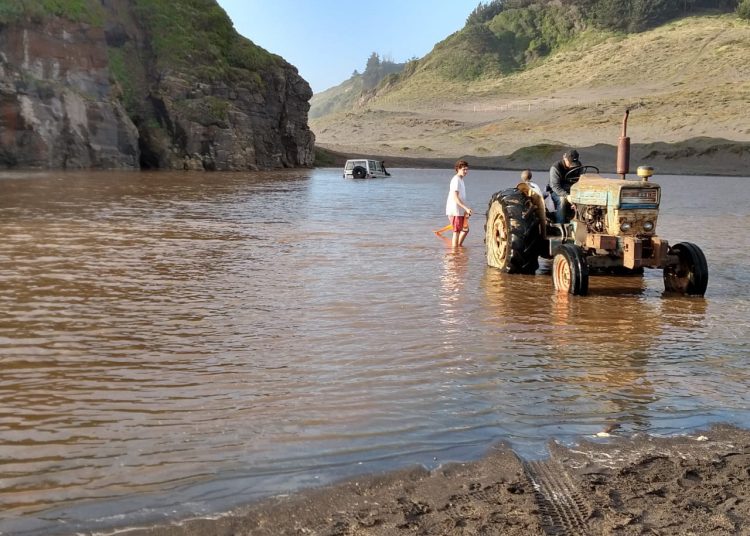 Temerario e imprudente conductor de jeep con un menor quedó atrapado en estero de Iglesia de Piedra