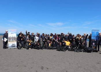 Niños estudiantes de Cobquecura limpiaron la playa La Lobería