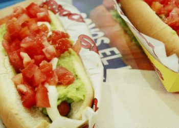Junaeb denuncia a Doggis por «combo» que atentaría contra la libre competencia