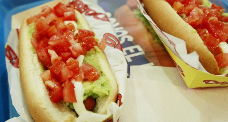 Junaeb denuncia a Doggis por «combo» que atentaría contra la libre competencia