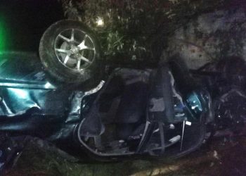Dos jóvenes salvan ilesos tras volcar en automóvil esta madrugada en Trehuaco