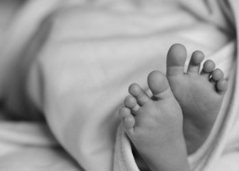 Lactante de 29 días habría sido pisada por su padre tras discusión y está con riesgo vital