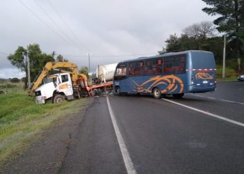 Bus y camión tres cuartos colisionaron en cruce Puente El Ala