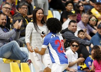 Futbolista venezolano Eduard Bello sorprende con propuesta de matrimonio tras anotar un gol
