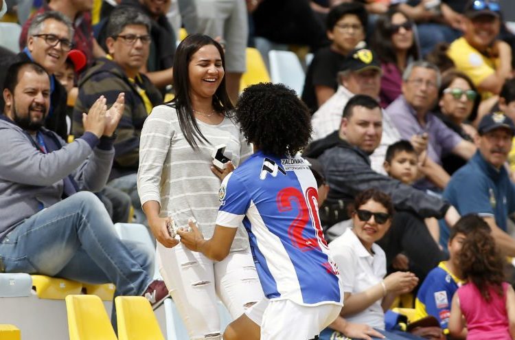 Futbolista venezolano Eduard Bello sorprende con propuesta de matrimonio tras anotar un gol