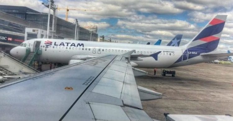 Avión de LATAM cayó 1500 metros en un minuto y debió aterrizar de emergencia en Argentina