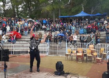 Bajo la lluvia se realiza el show de Coronación de la Fiesta del Rosario en Ninhue