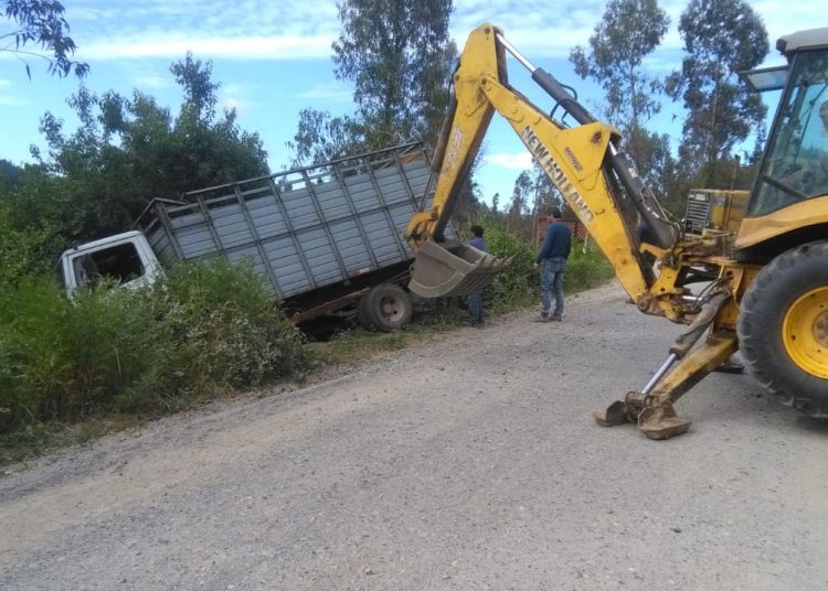Camión quedó semivolcado en camino a la costa en Trehuaco