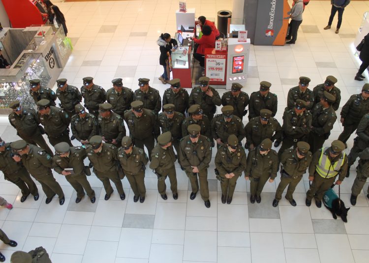 Gobernadora de Diguillín acompañó en nuevo cambio de turno de Carabineros en pleno Mall Arauco Chillán