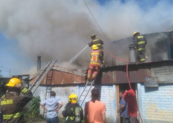 Incendio destruyó 4 viviendas en población Vicente Pérez de Chillán