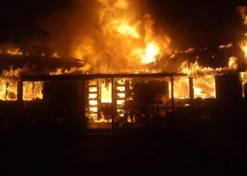 Incendio destruyó una vivienda en sector costero de Coelemu y originó incendio forestal
